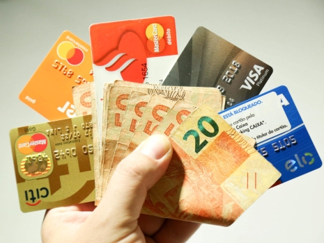 Governo quer limitar os juros do cartão de crédito