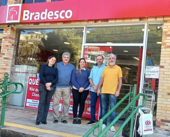 Dia Nacional de Luta no Bradesco: Bancários protestam contra fechamento de agências
