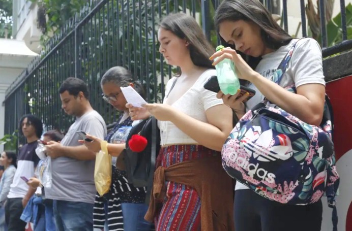 Reforma trabalhista e precarização dificultam acesso de jovens ao trabalho