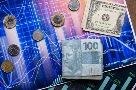 Ibovespa abre em queda e dólar sobe, com expectativa por decisões de juros aqui e nos EUA