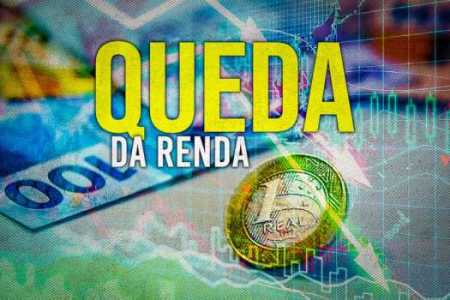 Renda do trabalhador caiu em 2022 e segue uma década estagnada