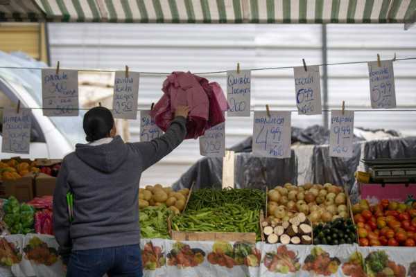 Mais pobres se endividam para comprar comida e pagar contas, enquanto ricos gastam para empreender