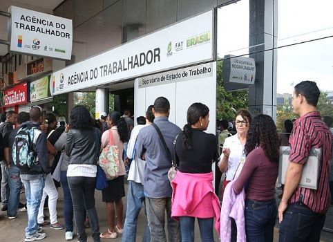 Desemprego de mulheres e negros termina 2023 acima da média nacional
