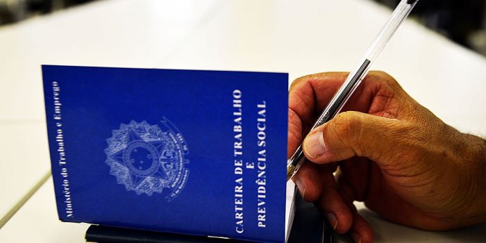 Cai o número de brasileiros que procuram emprego