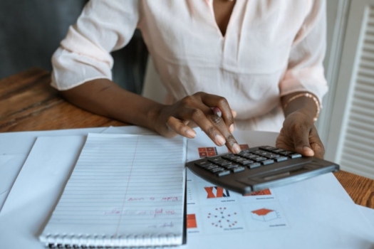 Mulher é a responsável financeira em 72,9% dos lares