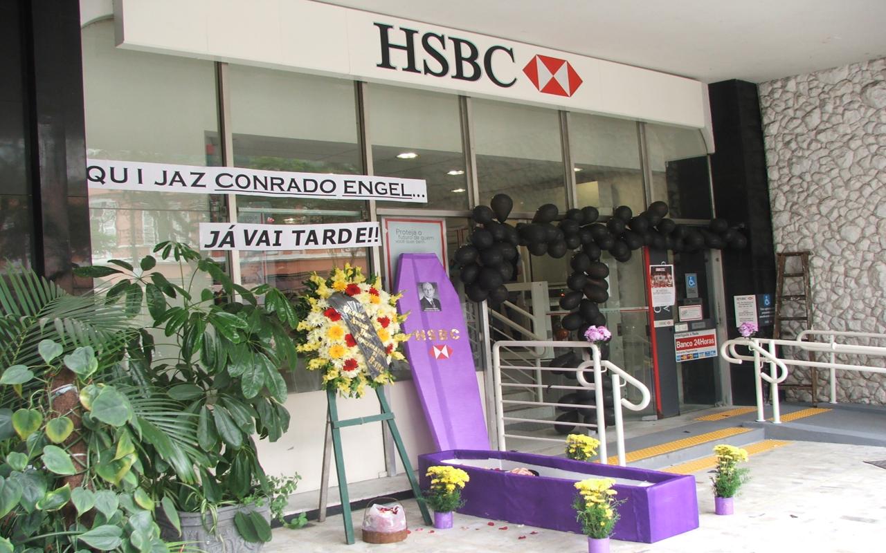 Bancários do HSBC usam luto para cobrar PLR