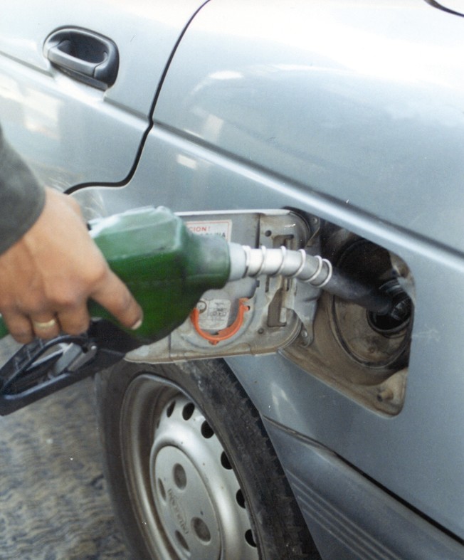 Governo estuda medidas para evitar alta da gasolina