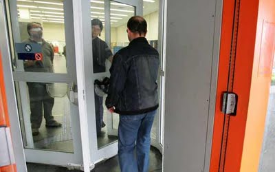 Cliente barrado fica de cueca em agência do Itaú
