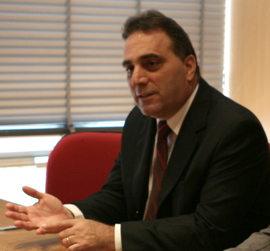 Prefeito Paulo Mustrangi assina convênio com a Caixa e Petrópolis receberá  R$ 34 milhões