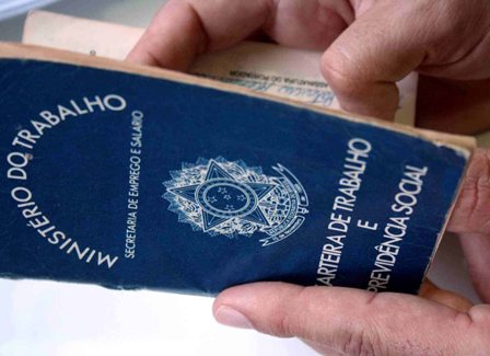 Emprego com carteira assinada já ultrapassa 50% no Brasil