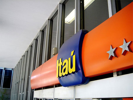 Itaú Unibanco recua e garante PCR para todos