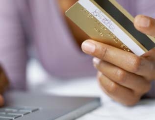 Internet reduz despesa de bancos, mas serviços bancários sobem até 65%
