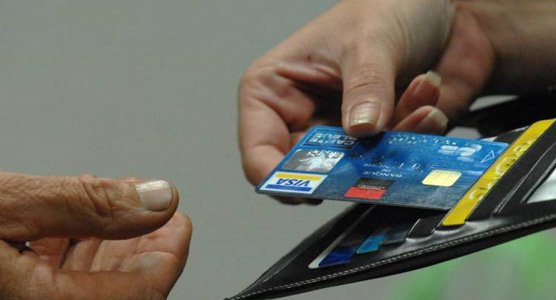 Quadrilha tenta aplicar golpe de desbloqueio de cartão de crédito roubado
