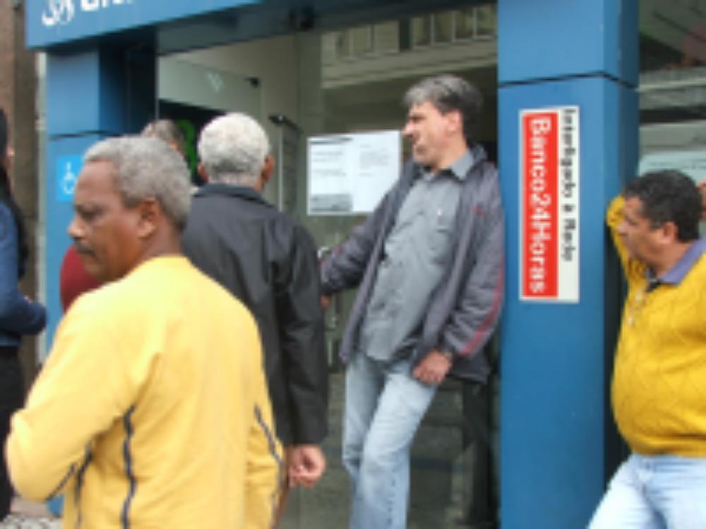 Sindicato fecha agência do Unibanco