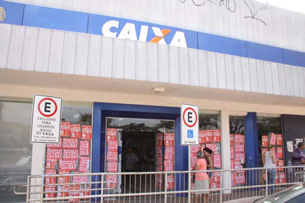 Caixa e Comando negociam nesta segunda à tarde