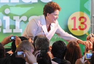 Dilma Rousseff é eleita primeira mulher  presidente do Brasil