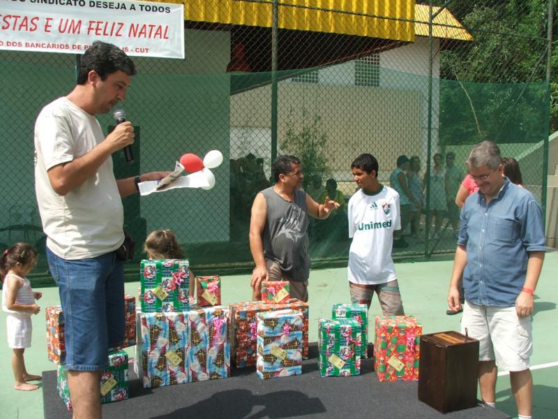 Sol, Churrasco, Animações e Prêmios  na Festa de Natal dos Bancários