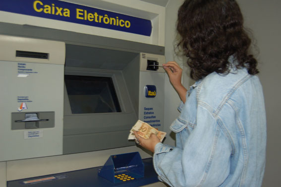 Caixas eletrônicos terão de ser adaptados