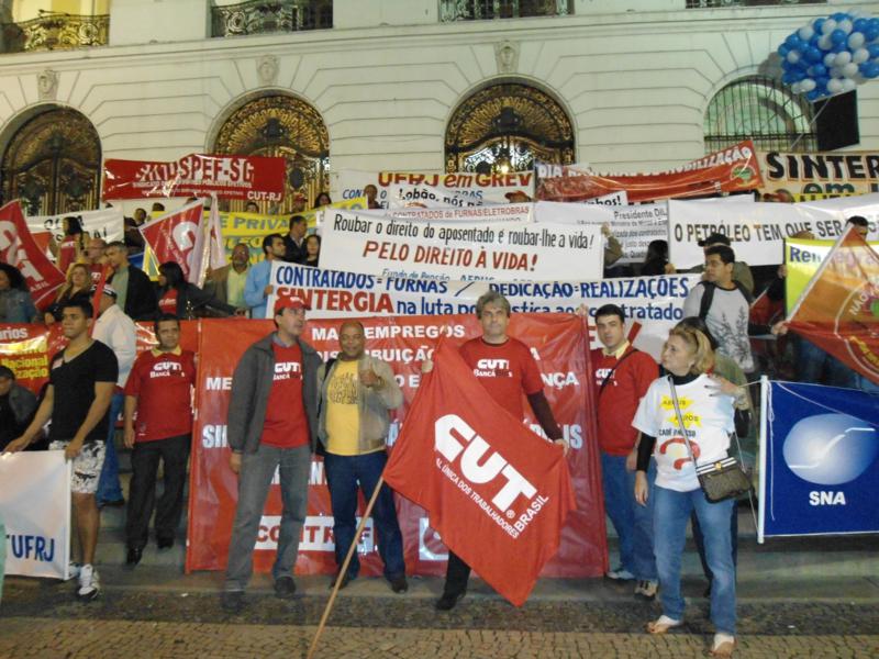 CUT tinge de vermelho o centro do Rio de Janeiro