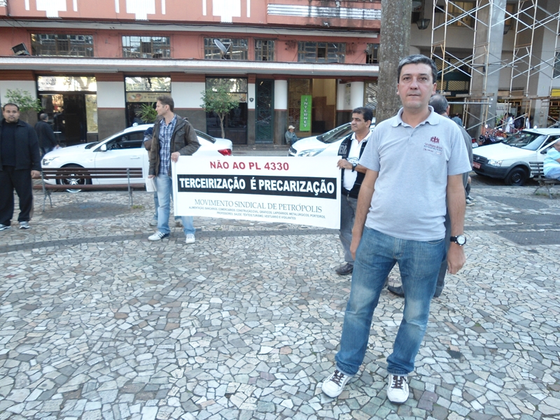 Movimento Sindical de Petrópolis realiza ato no centro da cidade