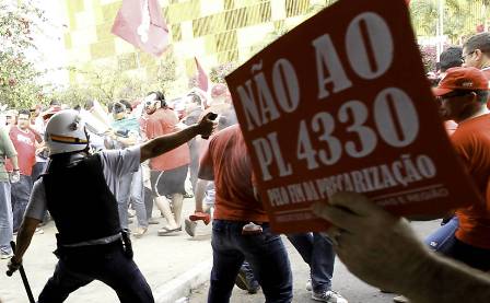 Sob repressão e gás de pimenta, votação do PL 4.330 TERCEIRIZAÇÃO é cancelado