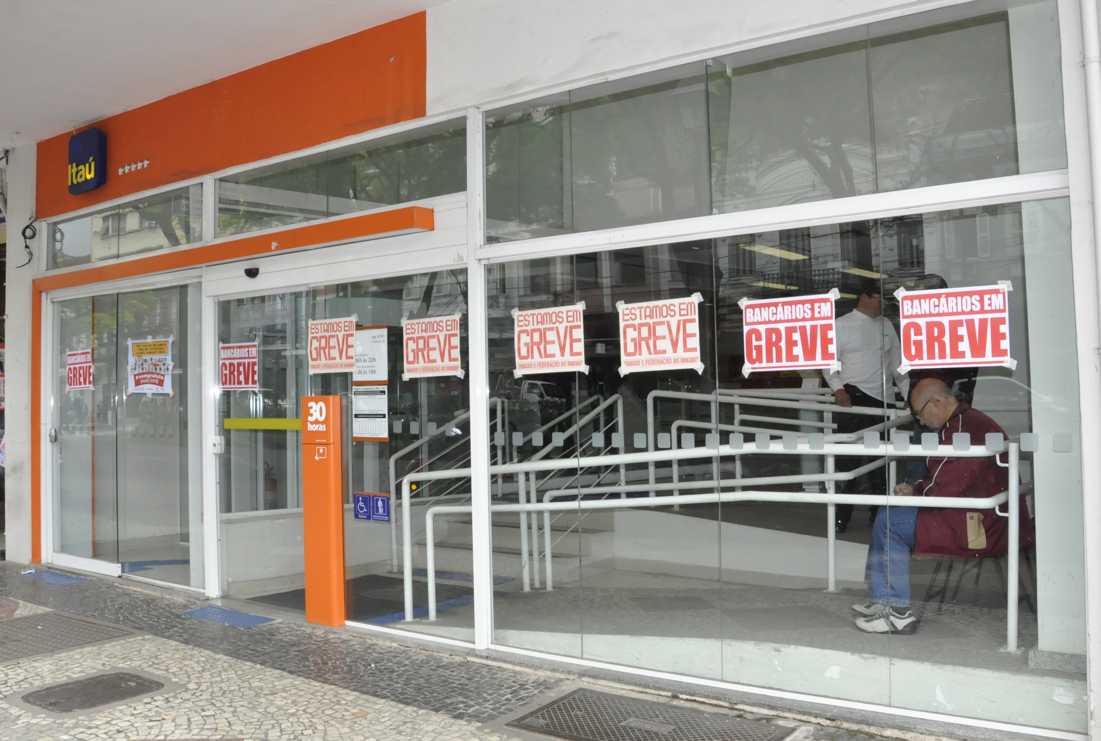 Comando Nacional decide ampliar a greve que já  paralisa 10.586 agências em todo país