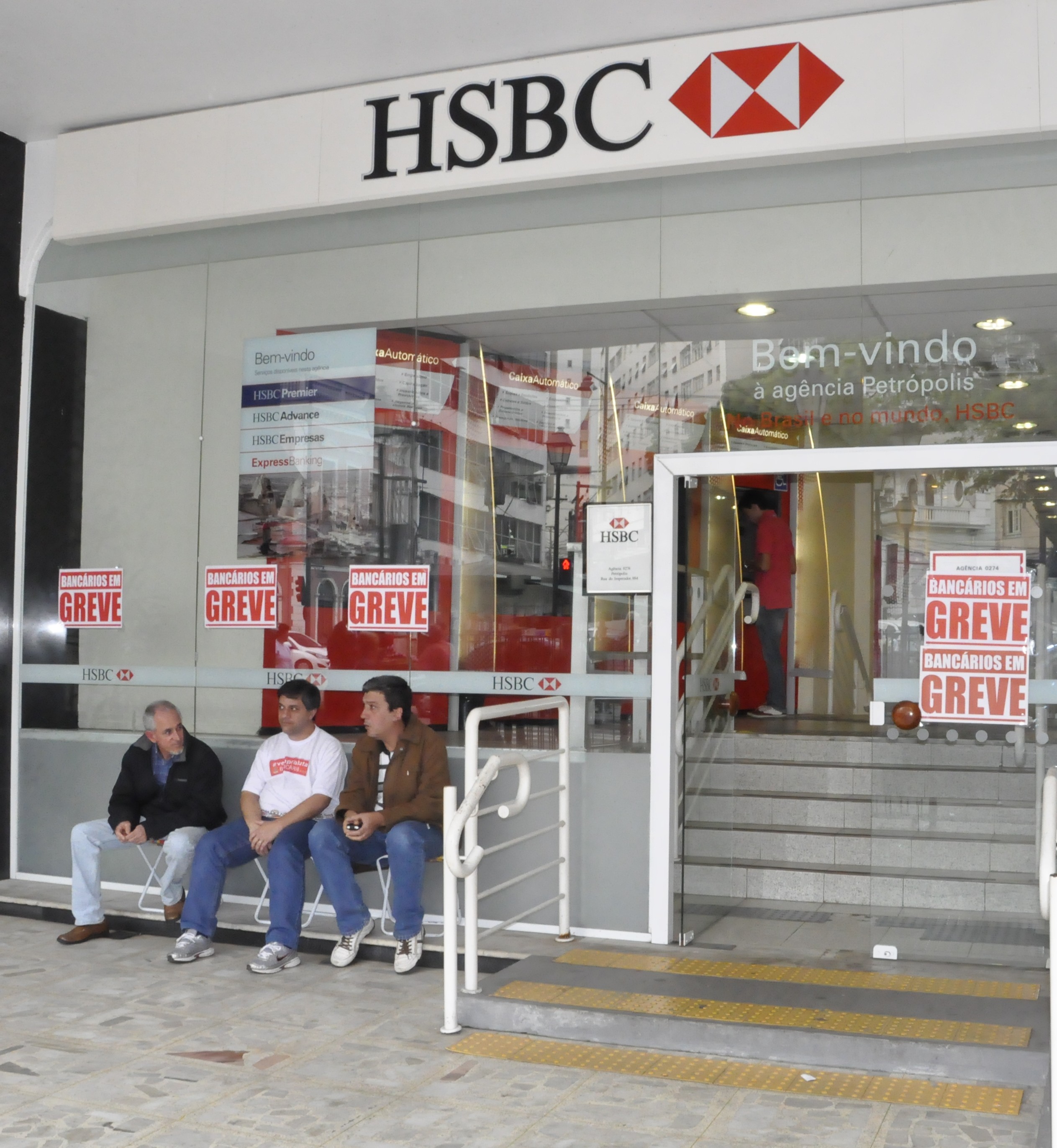 Bancários ampliam greve para forçar os bancos, a retomarem as negociações