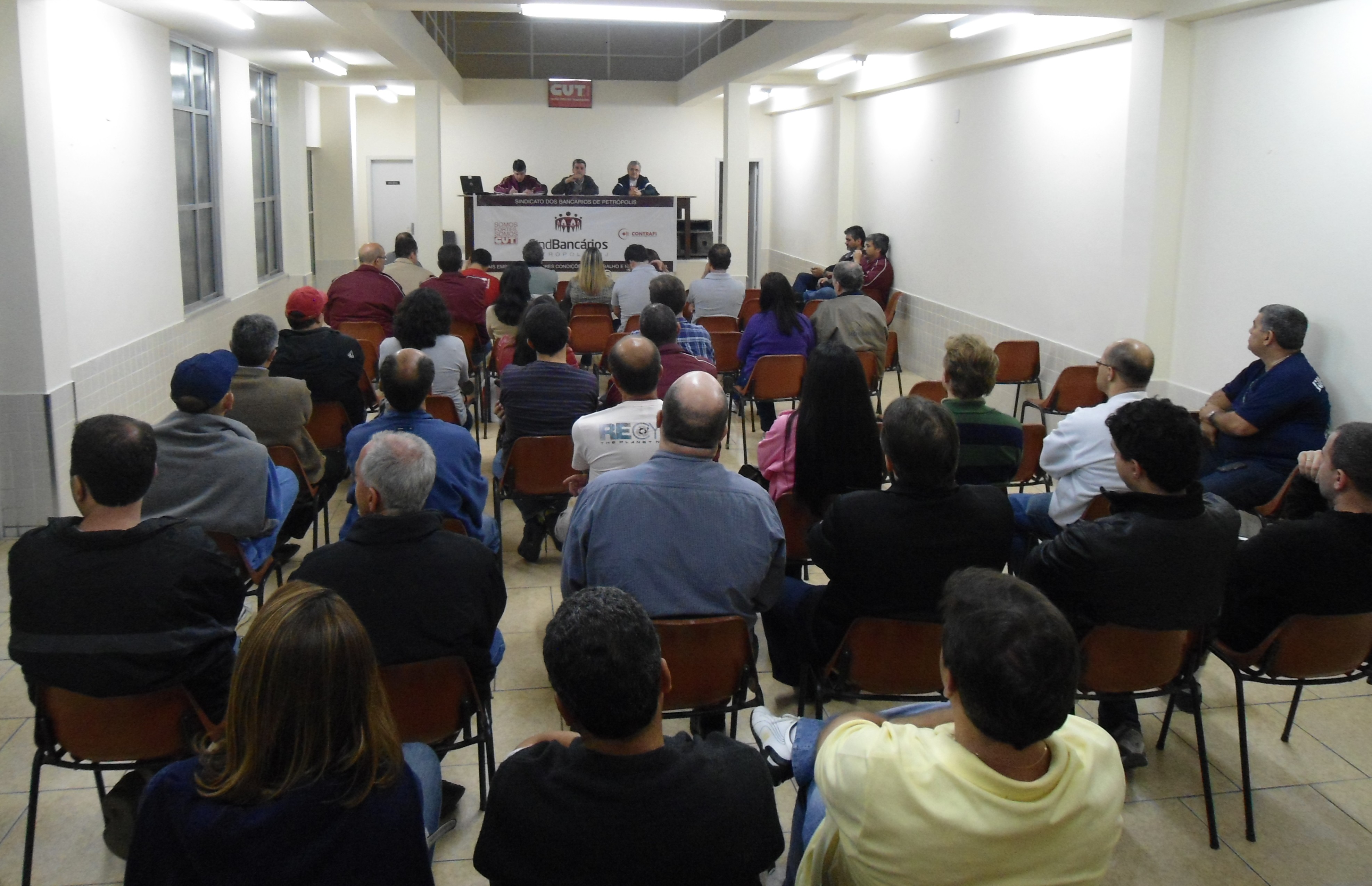 Assembleia aprova proposta dos bancos e encerra greve nacional