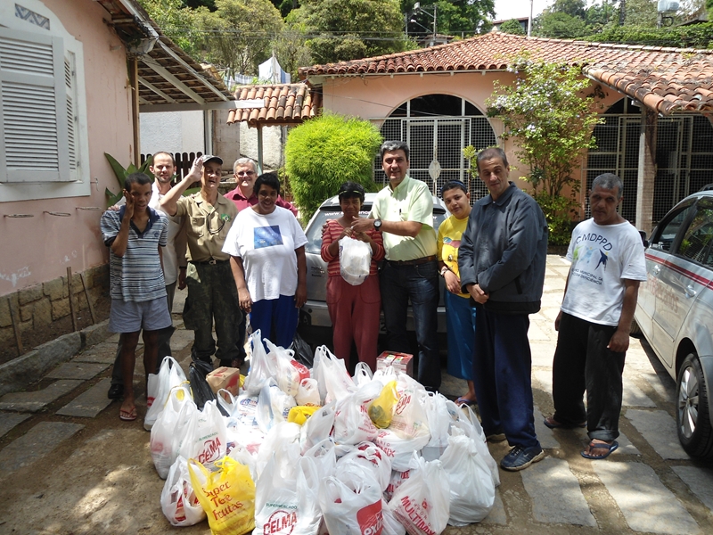 Entrega de alimentos ao Instituto Yolanda Duarte