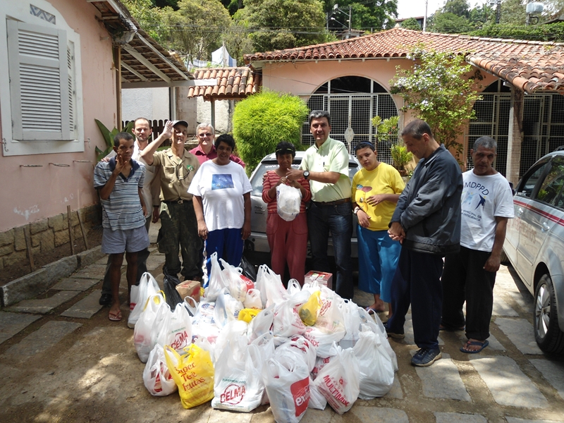 Entrega de alimentos ao Instituto Yolanda Duarte
