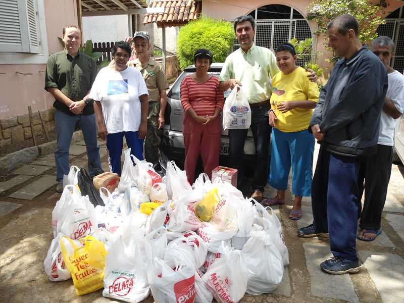 Entrega de alimentos ao Instituto Yolanda Duarte