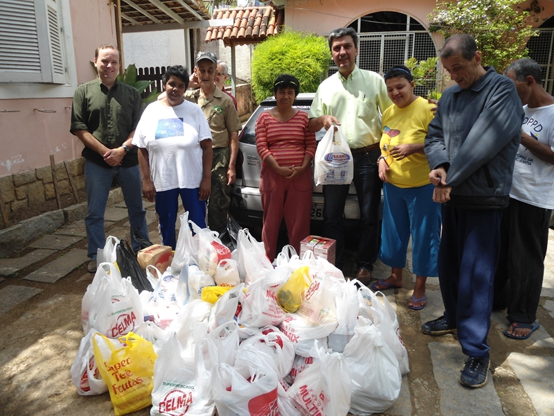 Entrega de alimentos ao Instituto Yolanda Duarte