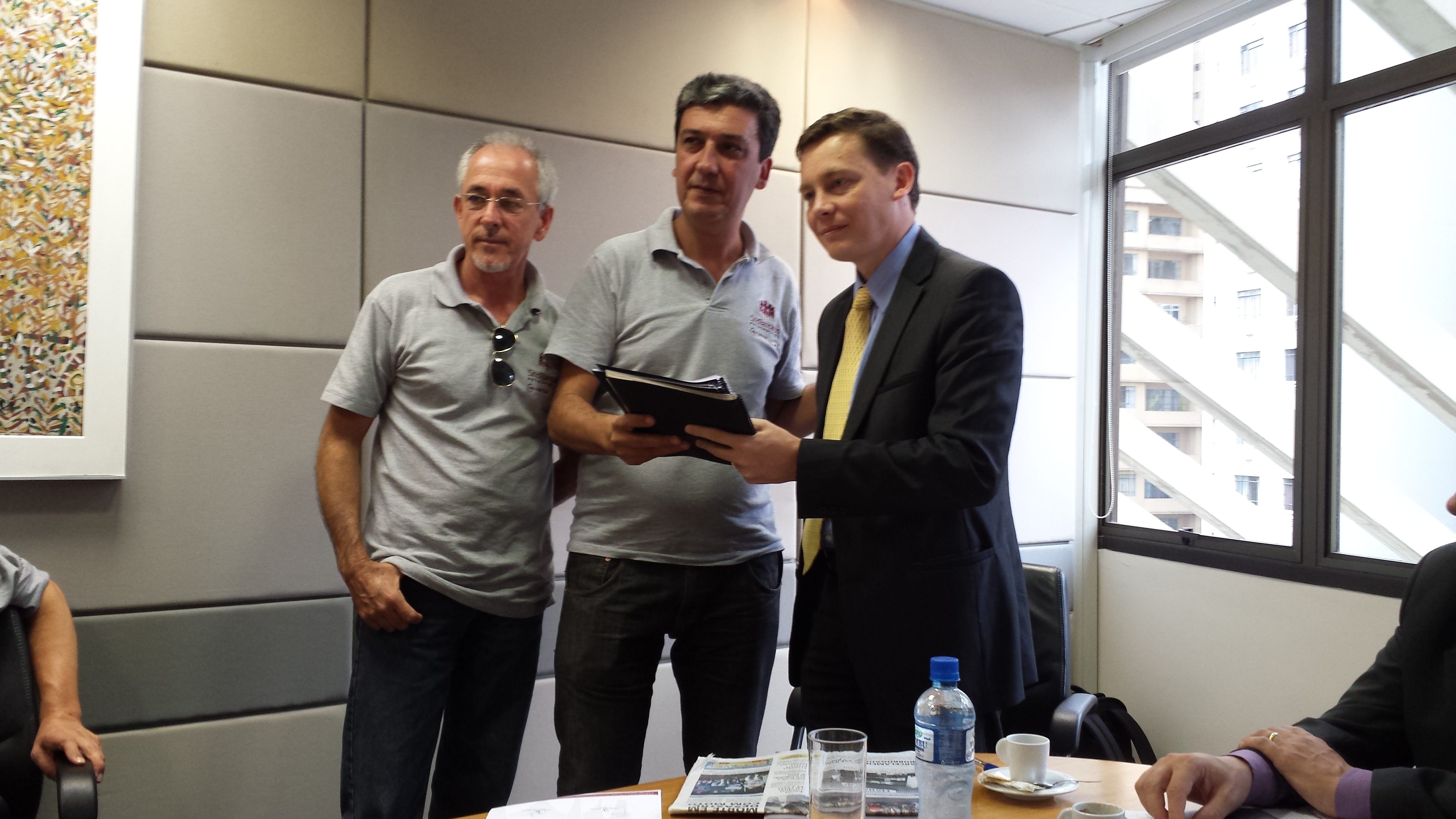 SINDBANCÁRIOS ENTREGA ABAIXO-ASSINADO À DIREÇÃO DO HSBC