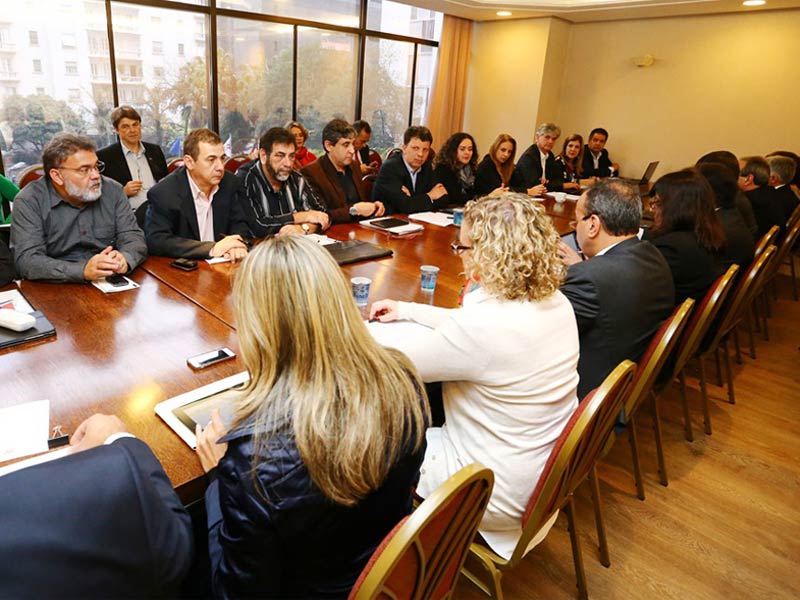 Comando cobra mais empregos, fim das terceirizações e piso maior.