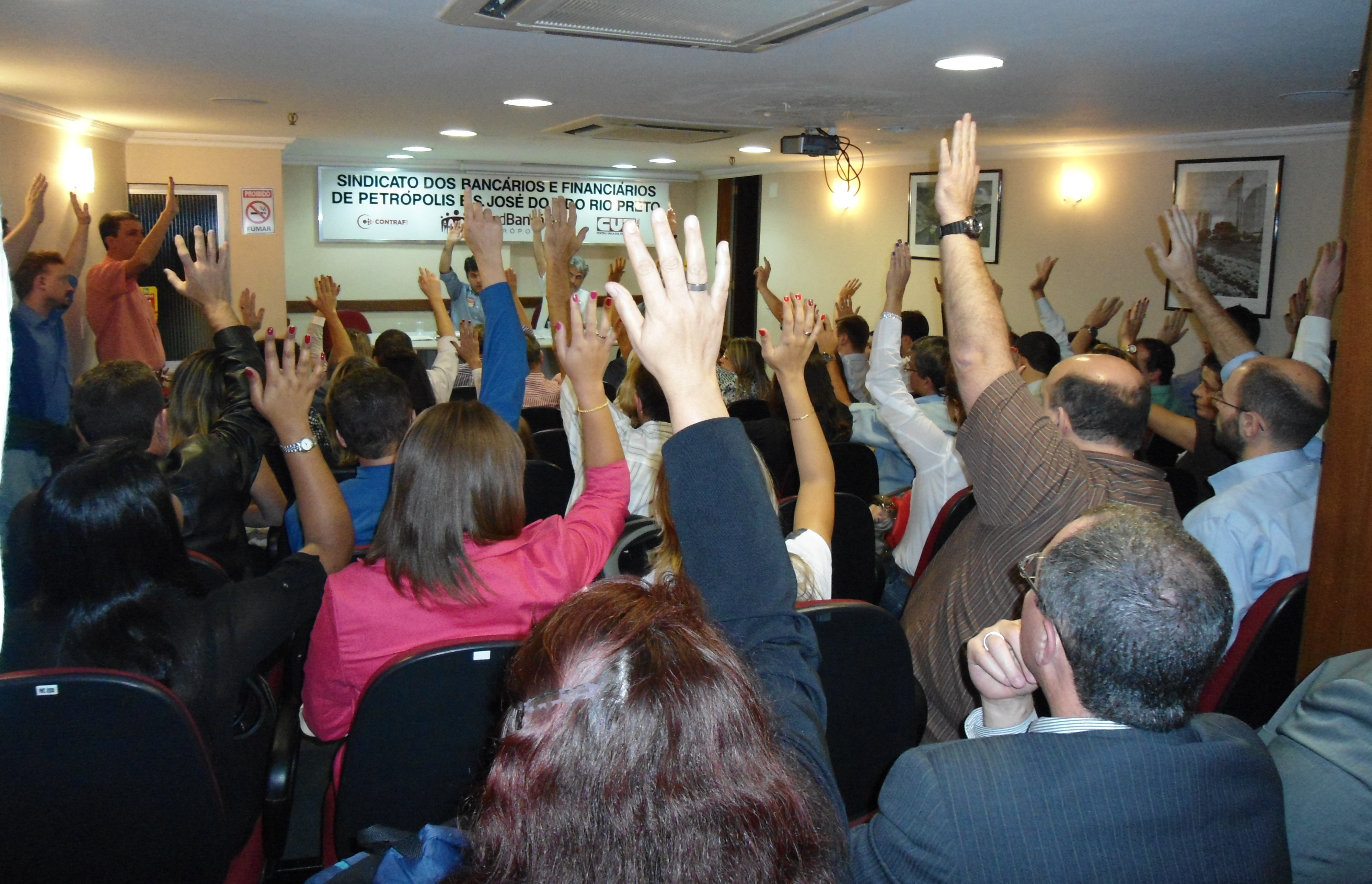 Bancários de Petrópolis aprovam greve a partir do dia 30