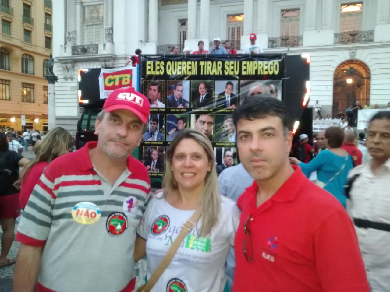 Bancários do Rio participam de pressão popular que adiou votação do PL 4330