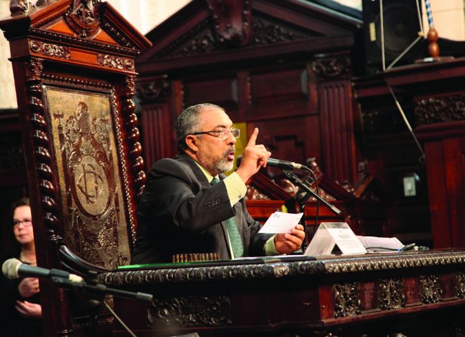 Senador Paulo Paim comanda audiência, na Alerj, contra a terceirização