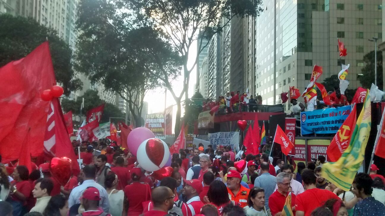 Mais de 20 mil em ato pela democracia no RIO