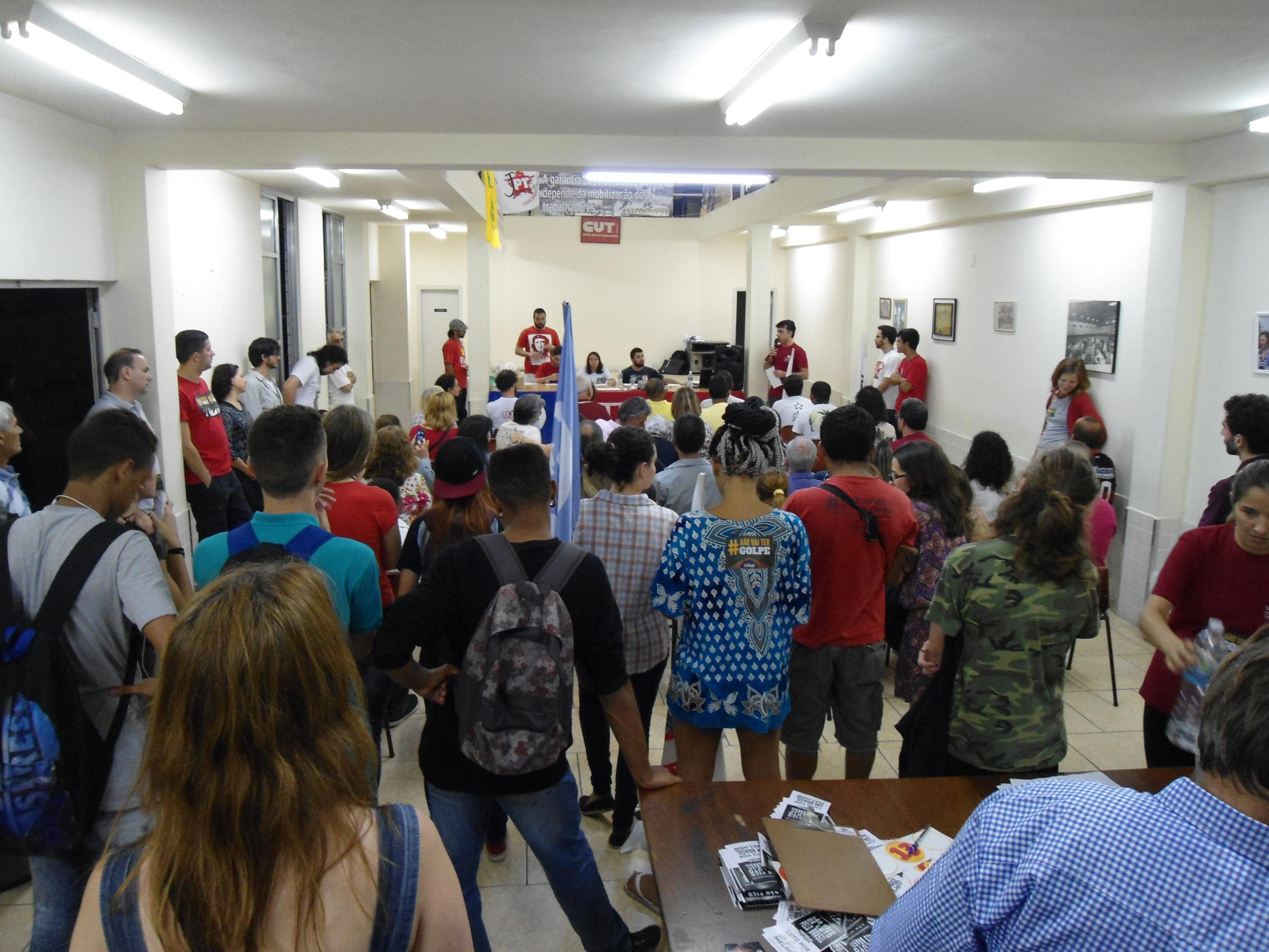 Movimento Social de Petrópolis reúne 180 pessoas a favor da DEMOCRACIA