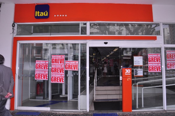 Bancos cobram até 15,49% de juros, mas  não pagam a inflação de 9,62%