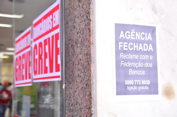 Greve vence intransigência dos banqueiros e segue forte no 25º dia