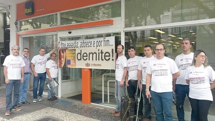 SindBancários protesta contra demissões no Itaú