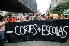 Estudantes interrompem evento do Itaú Unibanco contra privatização de escolas