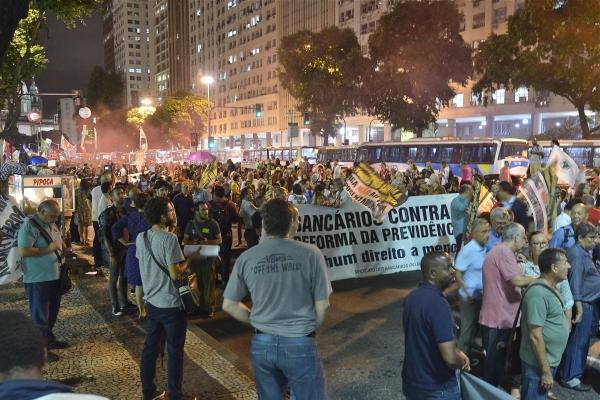 Mais de 30 mil pessoas participam de  ato contra a Reforma da Previdência, no Rio