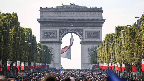 França suspende alteração da idade mínima para aposentadoria, após protestos