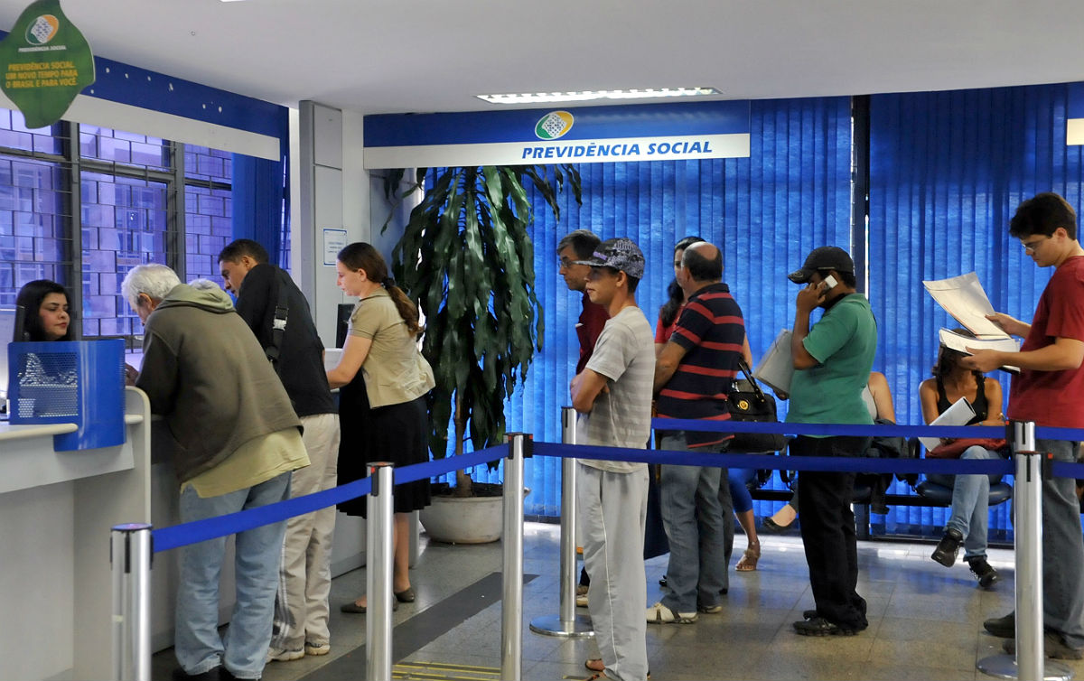 Fila no INSS é desrespeito com o trabalhador, diz ex-ministro da Previdência