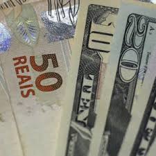 Bancos passam a cobrar dólar do dia da compra com cartão