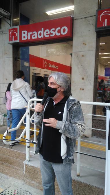 Bancários de Petrópolis protestam contra demissões