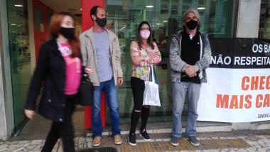 Bancários de Petrópolis protestam contra demissões