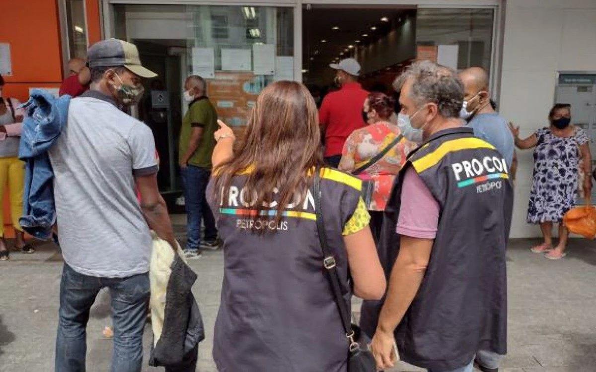 Procon intensifica fiscalização em agências bancárias